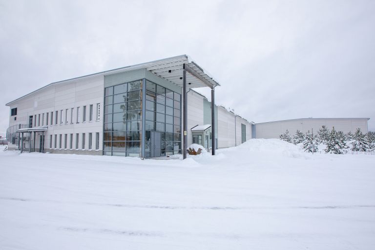 Kiinteistö Oy Vasallin Kustaantien tila kuvattuna ulkona talvella.