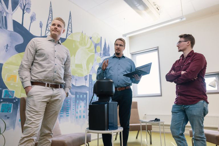 Entoksen Tomi Koivisto, Aki Pohjalainen ja Tommi Takamäki seisovat toimistolla.