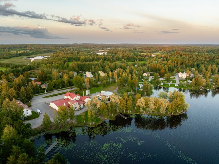 Kesäinen ilmakuva Sysmän keskustan tuntumasta.