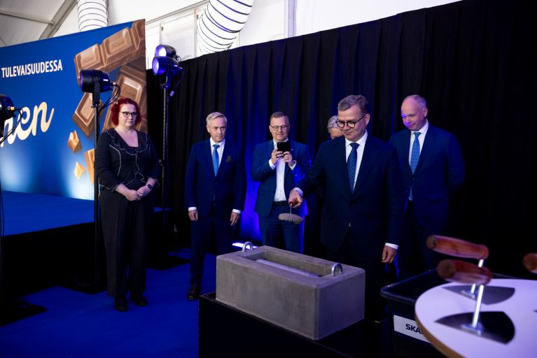 5 miestä, yksi nainen tyylikkäästi pukeutuneena tummaa taustaa vasten. Joukossa pääministeri Petteri Orpo 5 miestä, yksi nainen tyylikkäästi pukeutuneena tummaa taustaa vasten. Joukossa pääministeri Petteri Orpo