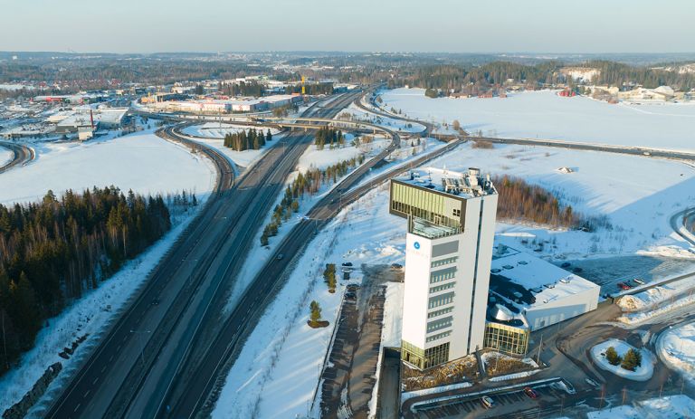 Ilmakuva, jossa näkyy Luhdan pääkonttori Lahden Renkomäessä Helsinki-Lahti-moottoritien eteläisen sisääntulo­liittymän suunnasta.
