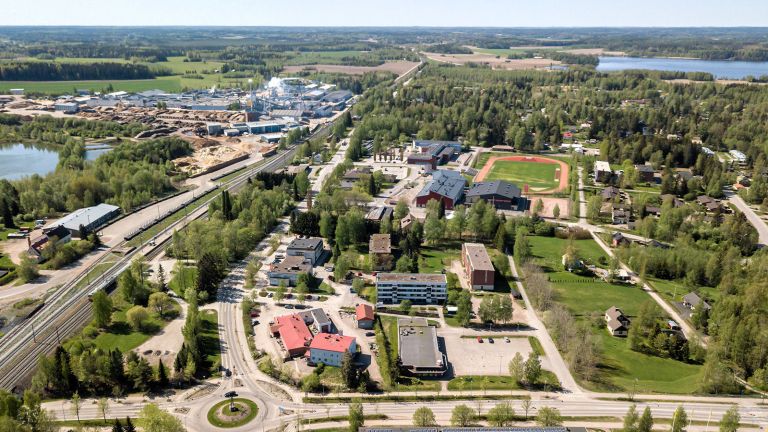 Kuvat: VisitLahti.fi In the foreground of the aerial view, a roundabout, with buildings and a sports field in the background.