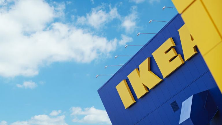 Ikean logokyltti sinistä taivasta vasten