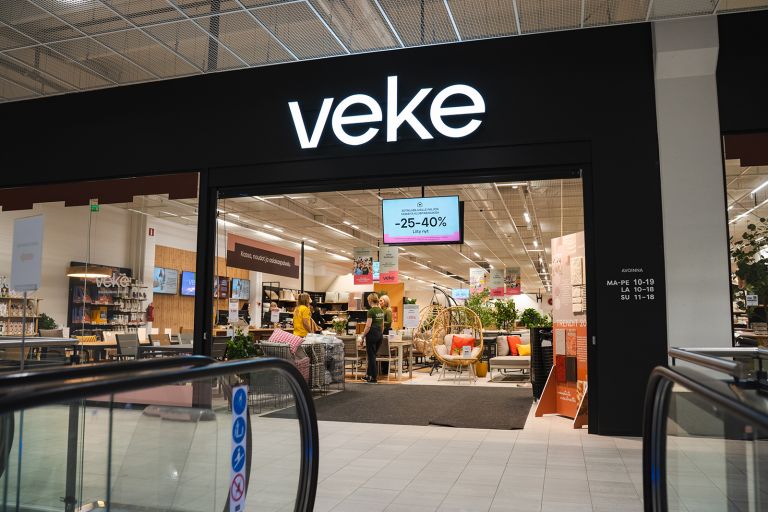 Valaistu Veke-sisustusliikkeen ikkuna