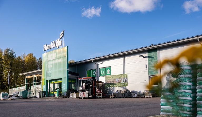 A picture of the Hankkija store, with bags of fertilizer and soil in the yard.