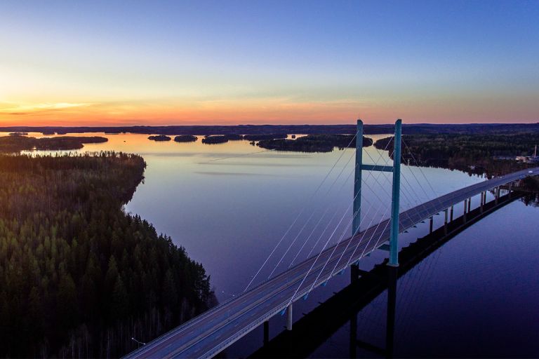 Iltakuva valkoisesta sillasta.